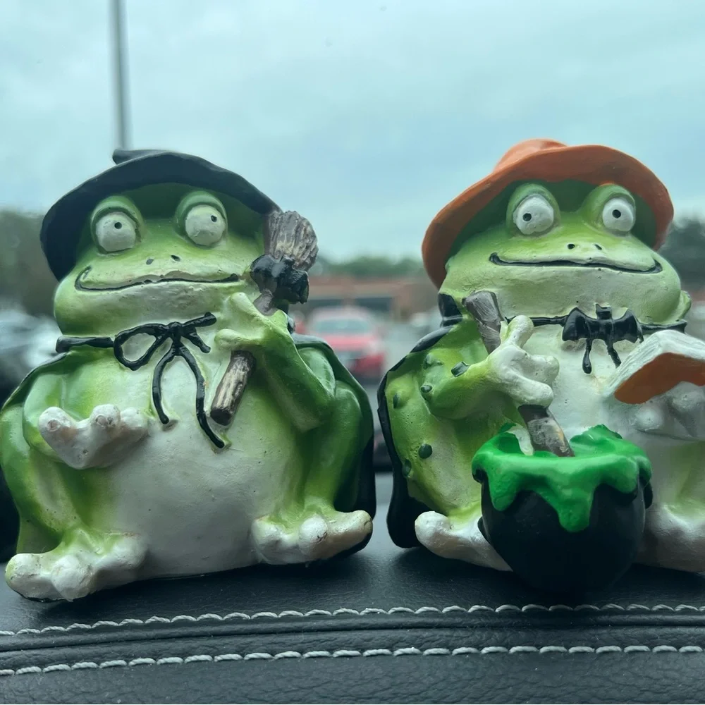 Halloween Green Frogs Wizard Figurines